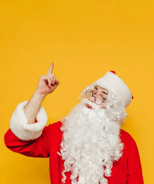 Der Weihnachtsmann Isoliert Auf Gelbem Hintergrund Blickt Die Kamera Und — Stockfoto