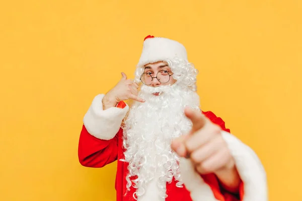 Χαρούμενος Άγιος Βασίλης Δείχνει Τηλεφωνική Χειρονομία Και Δάχτυλο Στην Κάμερα — Φωτογραφία Αρχείου