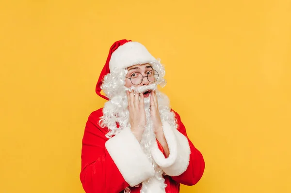 Uomo Scioccato Costume Babbo Natale Isolato Sfondo Giallo Guardando Fotocamera — Foto Stock
