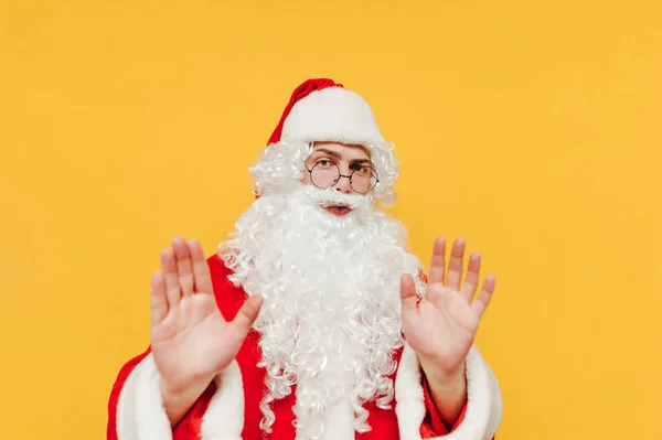 Santa Claus Muestra Gesto Mano Parada Sobre Fondo Amarillo Mira — Foto de Stock