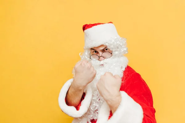 Der Furchtbare Weihnachtsmann Steht Auf Gelbem Grund Zeigt Fäuste Und — Stockfoto