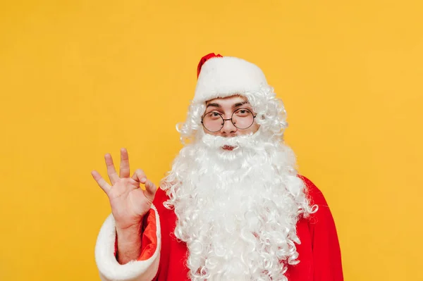 Fröhlicher Mann Weihnachtsmannkostüm Zeigt Geste Und Blickt Mit Glücklichem Gesicht — Stockfoto