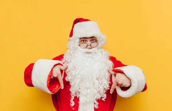 Ernsthafter Mann Weihnachtsmannkostüm Steht Auf Gelbem Grund Blickt Die Kamera — Stockfoto