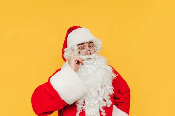 Smart Jultomte Tittar Kameran Och Visar Tänk Det Gest Röra — Stockfoto