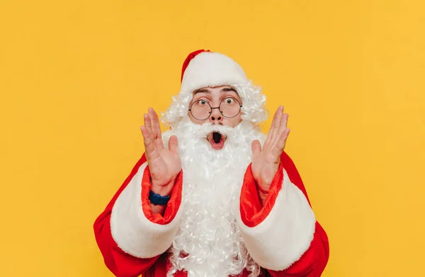 Porträt Eines Schockierten Weihnachtsmannes Auf Gelbem Hintergrund Der Mit Offenem — Stockfoto