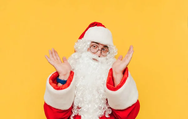 Porträt Eines Verdutzten Mannes Weihnachtsmannanzug Isoliert Auf Gelbem Hintergrund Der — Stockfoto