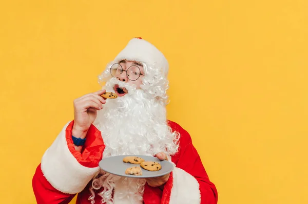 Jultomten Äter Choklad Julkakor Gul Bakgrund Med Tallrik Jul Och — Stockfoto