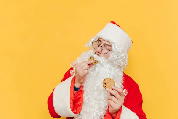 Portrait Père Noël Heureux Mangeant Des Biscuits Aux Pépites Chocolat — Photo