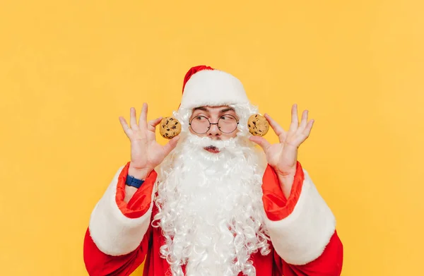 Positiv Santa Claus Isolerad Gul Bakgrund Med Choklad Chip Cookies — Stockfoto