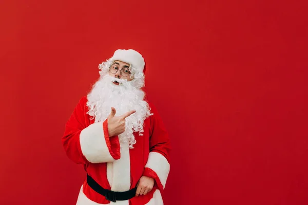 Sorprendido Santa Claus Está Parado Sobre Fondo Una Pared Roja — Foto de Stock