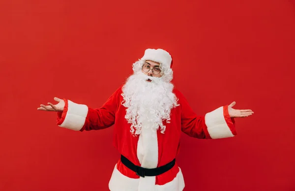 Retrato Santa Claus Pensativo Pie Sobre Fondo Rojo Mirando Hacia — Foto de Stock