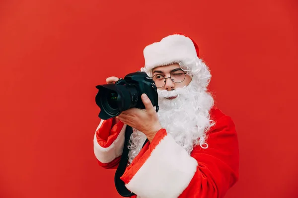 Santa Claus Fotógrafo Pie Sobre Fondo Rojo Toma Una Foto —  Fotos de Stock