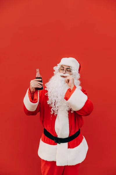 Portrait Happy Santa Bottle Circle Hand Red Background Looking Aside — Stock Photo, Image