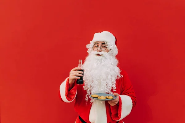 Święty Mikołaj Pijący Colę Butelki Czerwonym Tle Pionowe — Zdjęcie stockowe