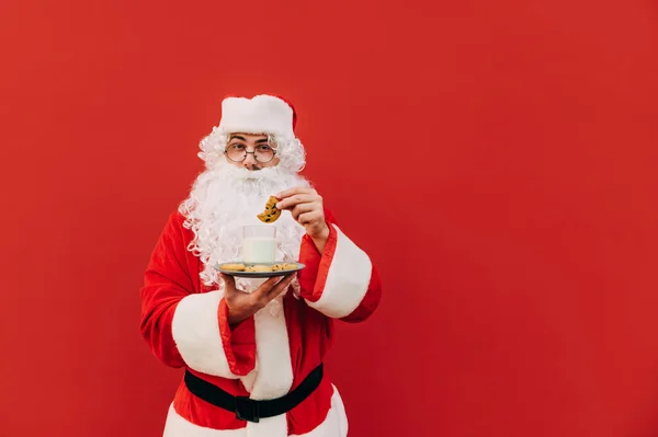 Père Noël Buvant Cola Dans Une Bouteille Sur Fond Rouge — Photo