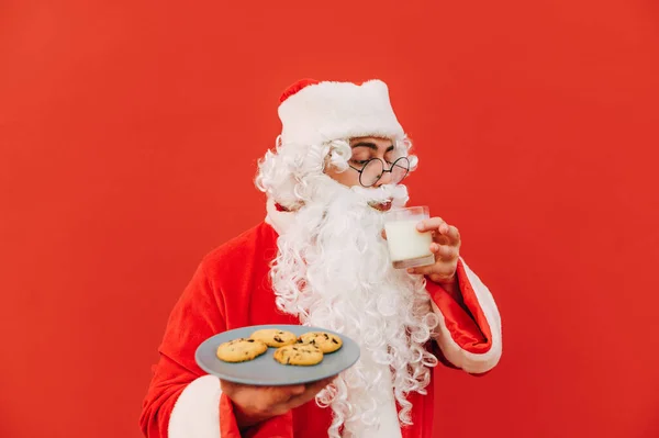 Père Noël Buvant Cola Dans Une Bouteille Sur Fond Rouge — Photo