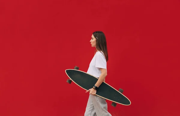 Mujer Con Estilo Ropa Calle Camina Con Longboard Mano Sobre —  Fotos de Stock