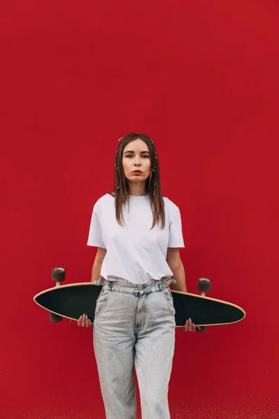 Retrato Mulher Elegante Roupas Rua Isoladas Fundo Vermelho Com Longboard — Fotografia de Stock