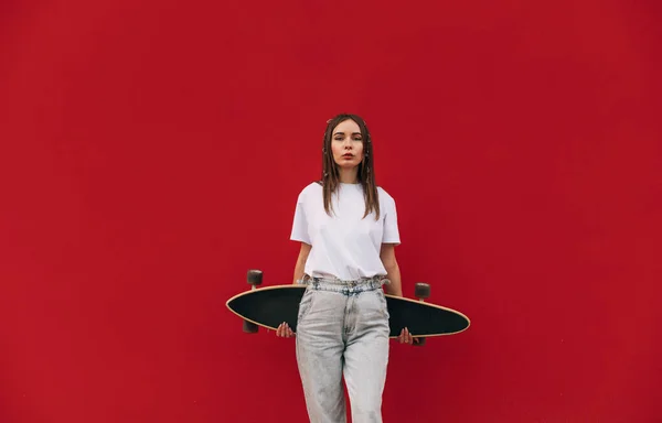 Mulher Bonita Roupas Rua Elegantes Fica Fundo Vermelho Com Longboard — Fotografia de Stock