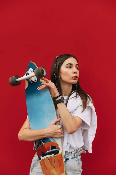 Retrato Mujer Con Estilo Ropa Casual Pie Sobre Fondo Rojo —  Fotos de Stock