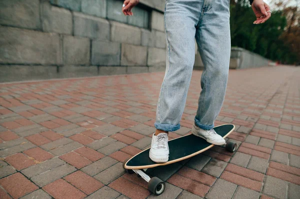 Zdjęcie Kobiecych Nóg Jeżdżących Longboardzie Wzdłuż Ulicy Kobieta Jeździ Mieście — Zdjęcie stockowe