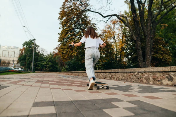 Vista Dal Retro Una Donna Cavalca Longboard Spinge Terra Foto — Foto Stock