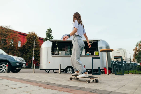 Kobieta Spaceruje Mieście Longboardzie Kobieta Łyżwiarz Ubraniu Casual Jeździ Ulicami — Zdjęcie stockowe