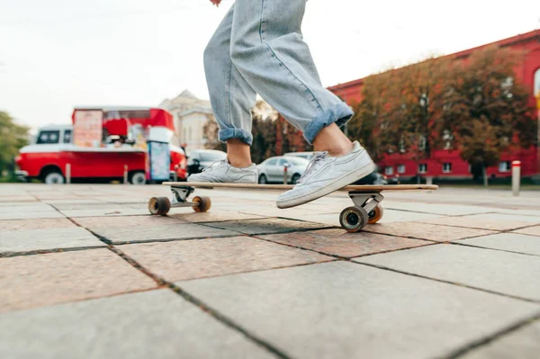 Zamknij Zamazane Zdjęcie Ruchu Kobieta Jadąca Prędkością Longboard Dół Ulicy — Zdjęcie stockowe