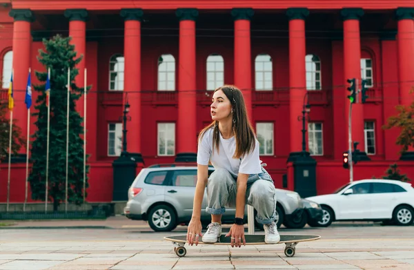 Bela Patinadora Feminina Roupas Casuais Passeios Velocidade Rua Longboard Olha — Fotografia de Stock