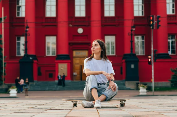 Beautiful Female Skater Casual Clothes Resting Sitting Longboard Background City — Stock Photo, Image