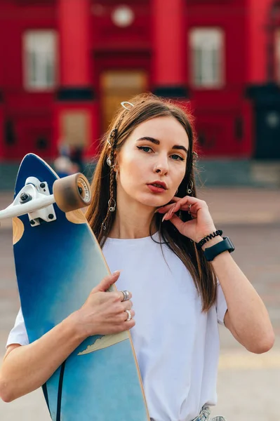 Retrato Una Atractiva Patinadora Femenina Calle Con Longboard Las Manos —  Fotos de Stock