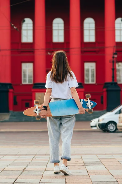 Mujer Con Estilo Ropa Casual Encuentra Sobre Fondo Arquitectura Roja —  Fotos de Stock