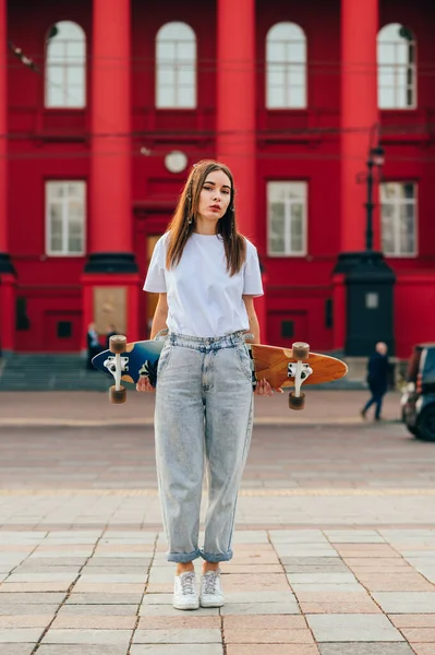 Mulher Atraente Roupas Casuais Com Longboard Fica Rua Posa Para — Fotografia de Stock