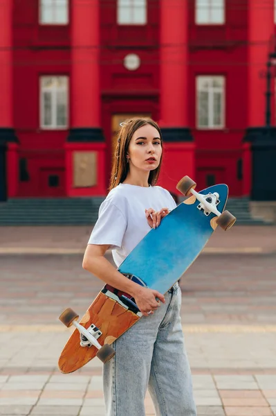 Mulher Atraente Roupas Casuais Com Longboard Fica Rua Posa Para — Fotografia de Stock