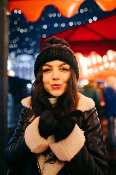 Noite Uma Menina Positiva Bonito Envia Beijo Para Câmera Fundo — Fotografia de Stock