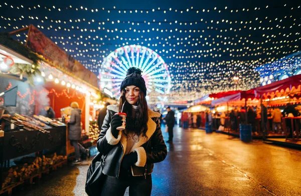 Ελκυστική Κοπέλα Ζεστά Ρούχα Περπατά Γύρω Από Βράδυ Χριστουγεννιάτικη Αγορά — Φωτογραφία Αρχείου