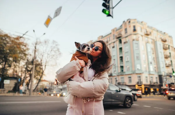 Snygg Kvinna Som Håller Vacker Liten Hund Bakgrunden Stadens Gata — Stockfoto