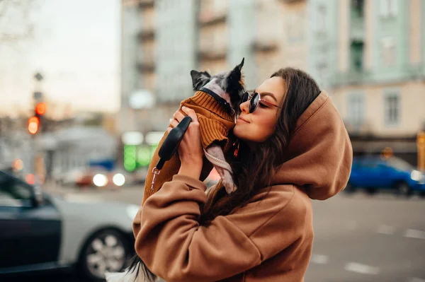 Une Femme Heureuse Tient Dans Rue Sur Fond Paysage Urbain — Photo