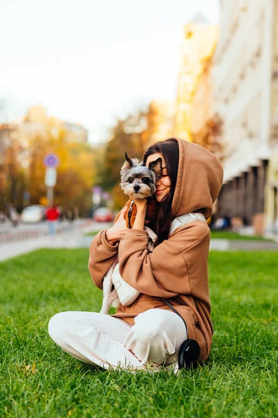 Vacker Kvinna Sitter Gräsmattan Med Söt Liten Hund Famnen Gata — Stockfoto