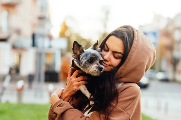 Retrato Cercano Una Mujer Con Perro Terrier Biewer Sentado Césped —  Fotos de Stock