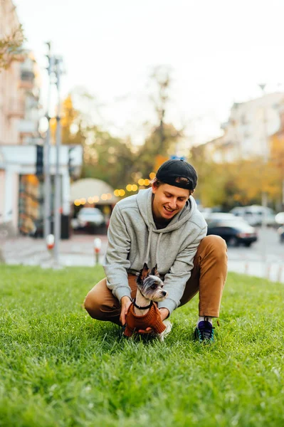 Killen Avslappnade Kläder Sitter Gräsmattan Mot Bakgrund Staden Med Biewer — Stockfoto