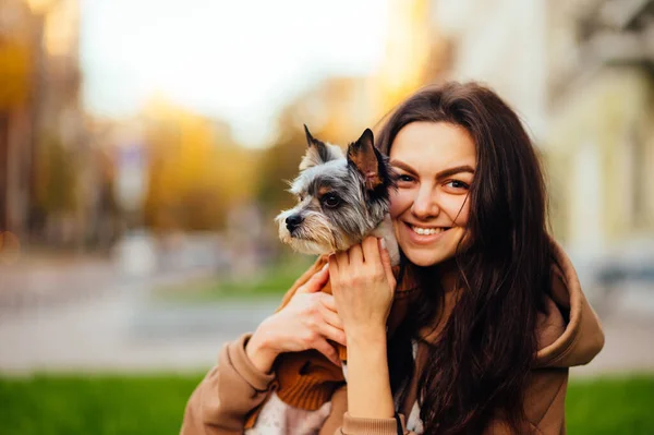 Glad Kvinnlig Hund Ägare Kramar Husdjur Hennes Armar Och Tittar — Stockfoto