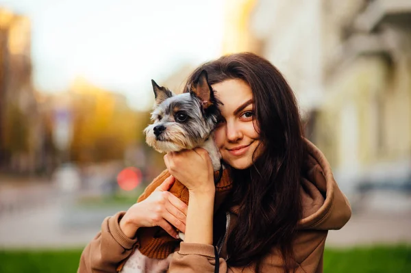 Ett Närbild Porträtt Söt Dam Avslappnade Kläder Kramar Liten Hund — Stockfoto