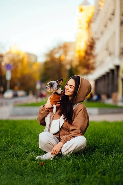 Lycklig Kvinna Sitter Grön Gräsmatta Med Hund Ras Biewer Terrier — Stockfoto