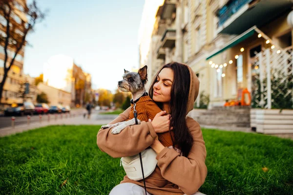 Vacker Kvinna Avslappnade Kläder Sitter Gräset Gatan Bakgrund Med Biewer — Stockfoto