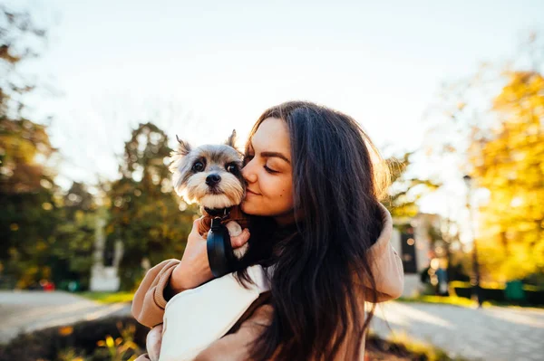 Porträtt Söt Dam Som Kramas Med Hund Parken Bakgrund Höstträd — Stockfoto