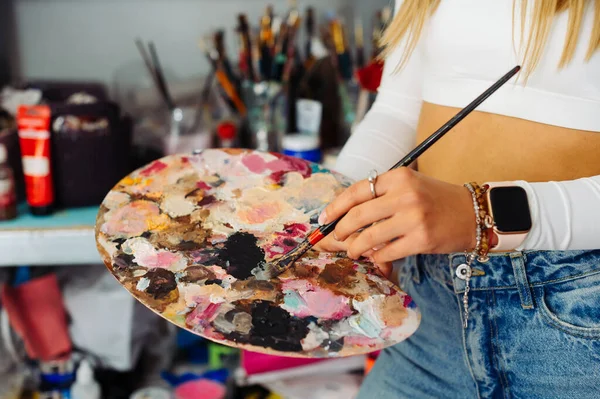 Kontekst Koncepcja Malowania Olejnego Kobieta Artystka Miesza Farbę Aby Stworzyć — Zdjęcie stockowe
