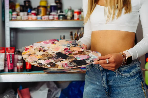 Mujer Artista Pie Taller Con Una Paleta Las Manos Sobre —  Fotos de Stock