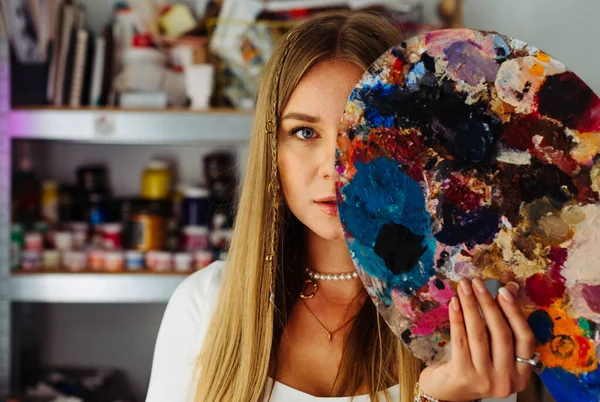 Retrato Cerca Una Mujer Atractiva Cubre Rostro Con Una Paleta — Foto de Stock