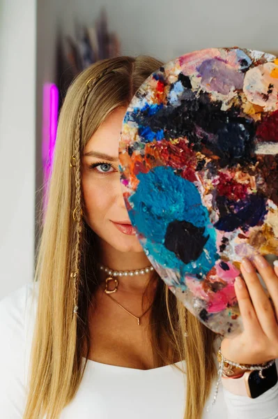 Photo Rapprochée Artiste Féminine Posant Caméra Avec Une Palette Dans — Photo